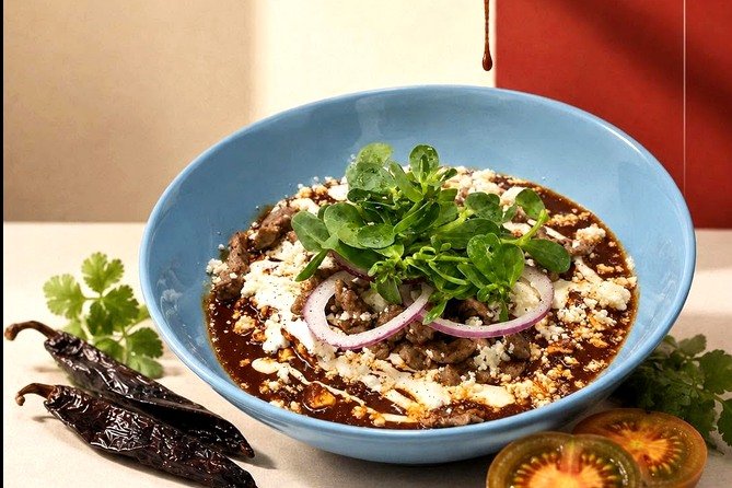 Platillo salado servido en plato azul